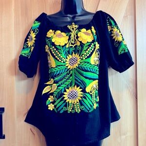 Gorgeous sunflower embroidered cotton-manta blouse